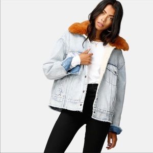 levis oversized sherpa trucker